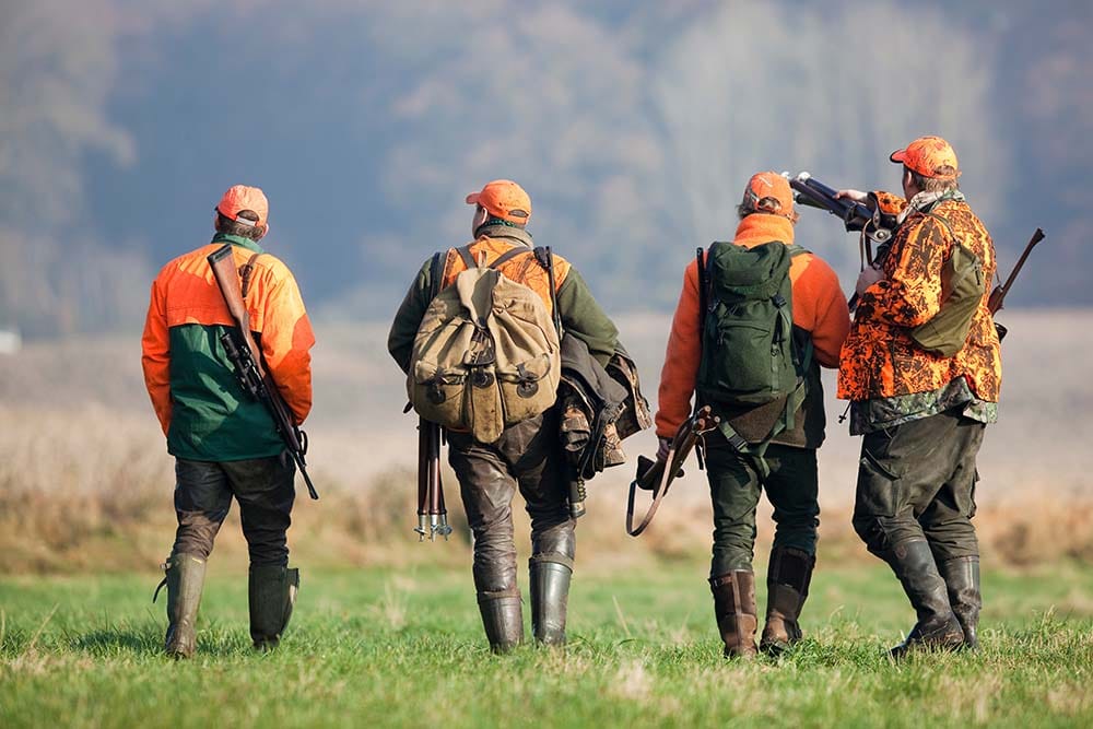 Jäger gemeinsam auf dem Weg zur Jagd in Mecklenburg-Vorpommern.